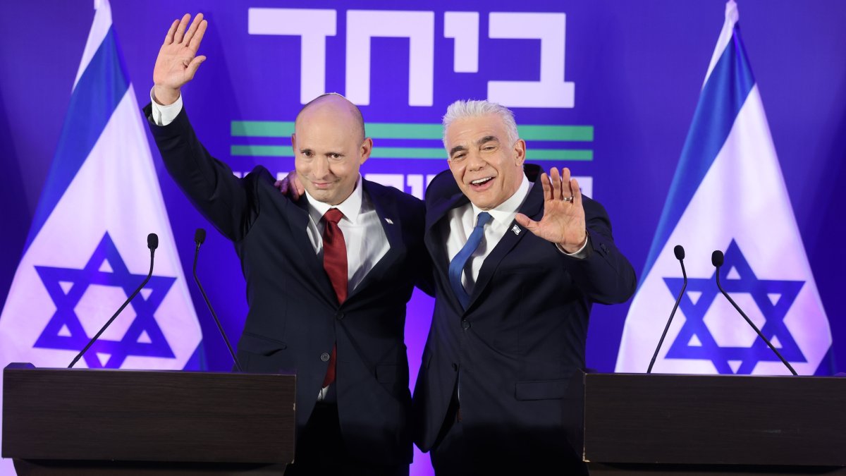 Former Israeli Prime Minister Naftali Bennett (L) and Yesh Atid's centrist leader Yair Lapid (R) hold a joint press conference, Herzliya, Israel, April 26, 2026. (EPA Photo)