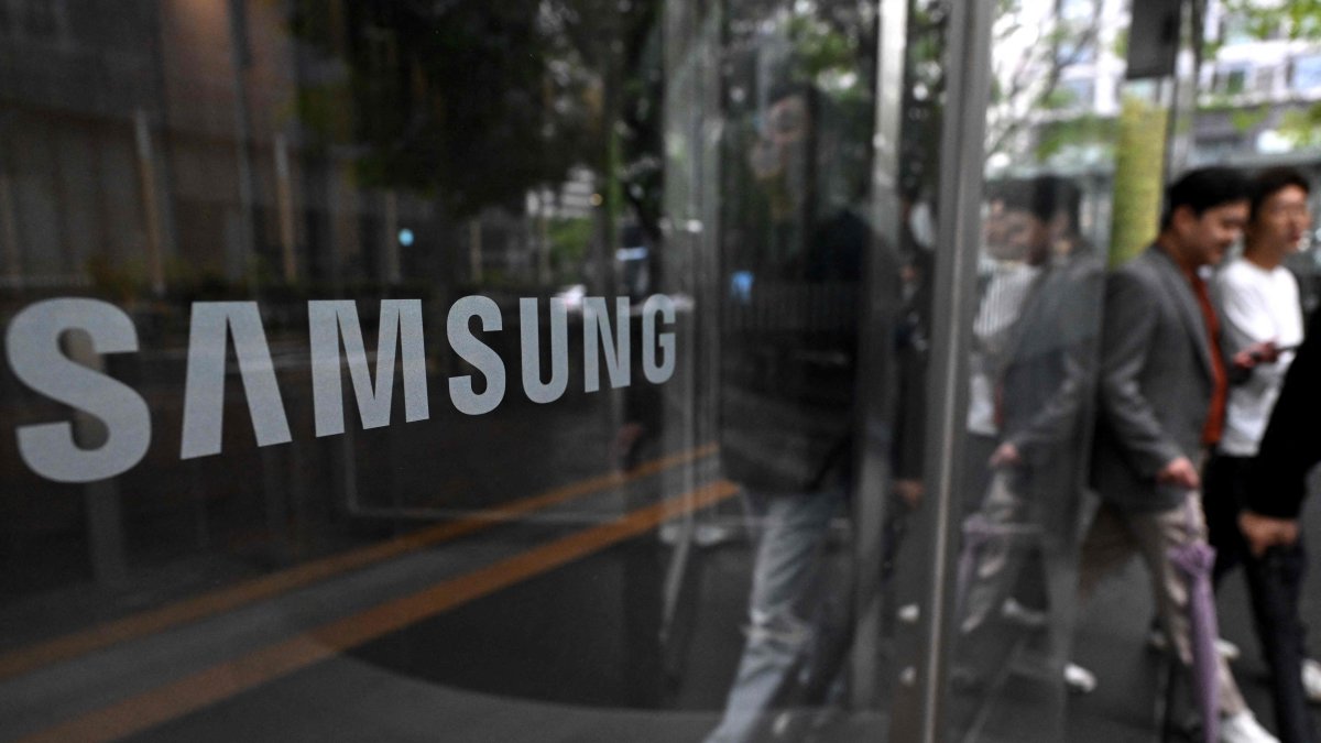 The logo of Samsung Electronics is displayed on a glass door at the company's Seocho building in Seoul, South Korea, May 20, 2026. (AFP Photo)
