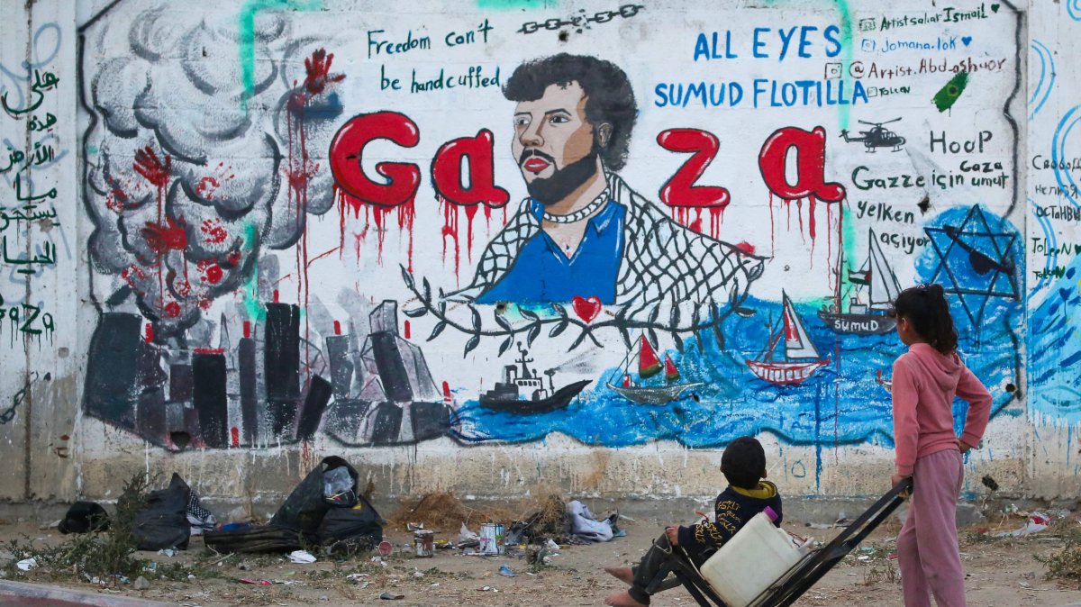Palestinian children look at a mural depicting Israel's interception of ships participating in the Global Sumud Flotilla, in Nuseirat, central Gaza Strip, May 19, 2026. (AFP Photo)