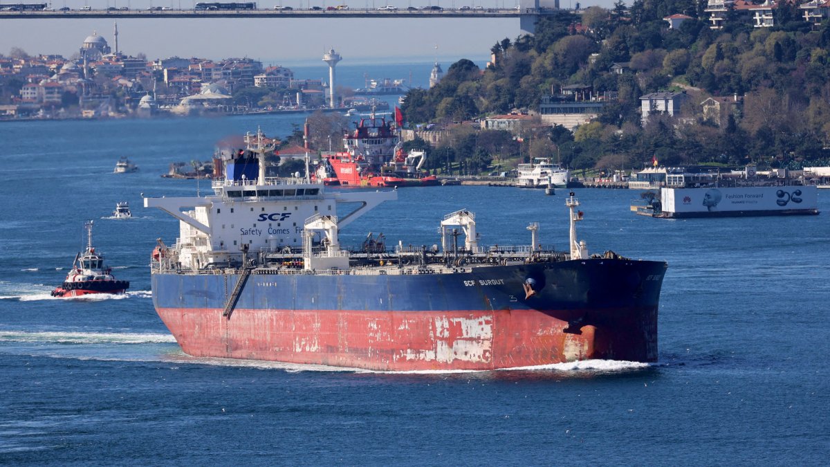 Crude oil tanker SCF Surgu transits the Bosporus, Istanbul, Türkiye, April 4, 2024. (Reuters Photo)