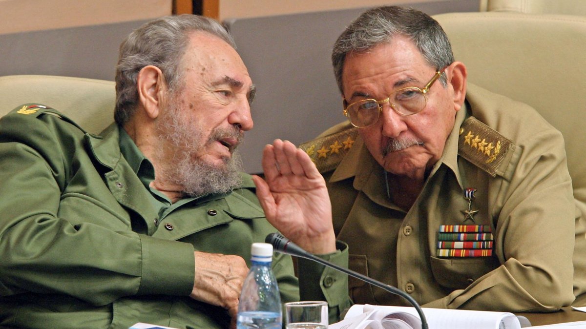Cuban President Fidel Castro (L) and his brother Raul, Minister of the Revoutionary Armed Forces, chat during the last meeting of the Cuban Parliament in Havana, Cuba, Dec. 23, 2003. (AFP Photo)