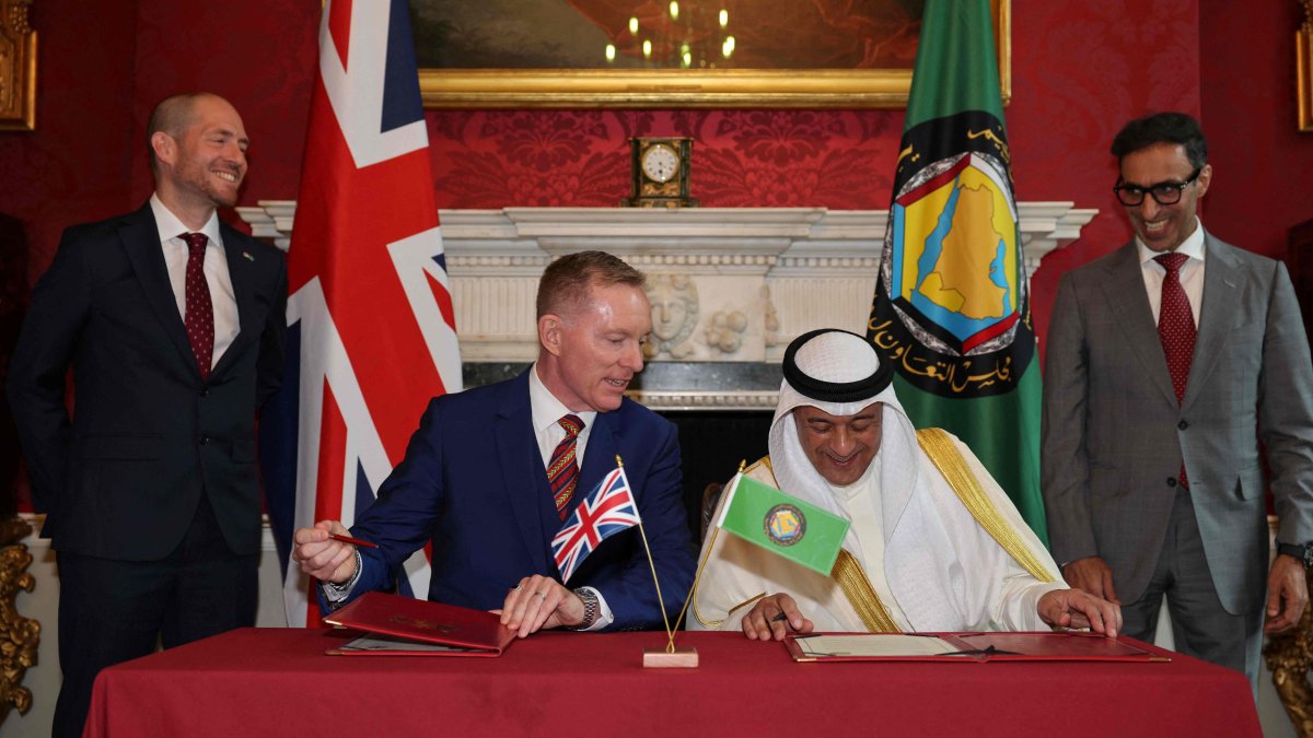 Britain Minister of State for Trade Chris Bryant (C-L) and Jasem Mohamed Albudaiwi (C-R), secretary general of the Gulf Cooperation Council, take part in a signing ceremony at Downing Street in London, Britain, May 20, 2026. (AFP Photo)