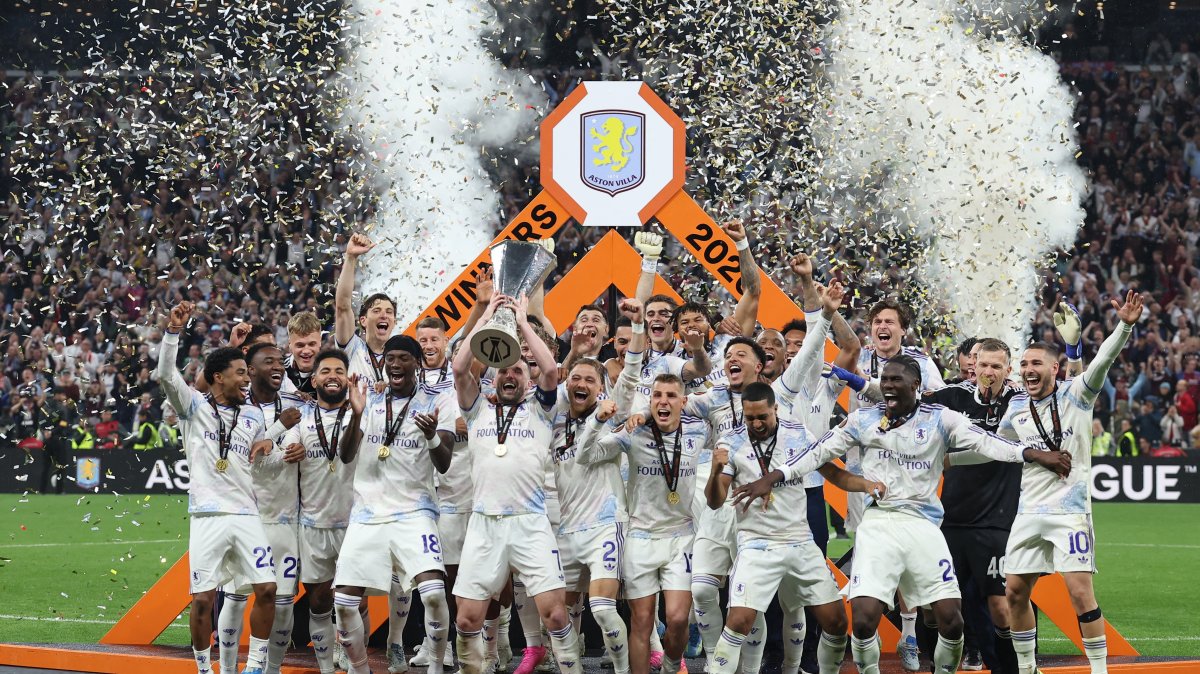 Aston Villa's John McGinn lifts the trophy as he celebrates with teammates after winning the UEFA Europa League at Tüpraş Stadium, Istanbul, May 21, 2026. (Reuters Photo)