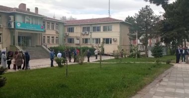 People wait outside a building after an earthquake, Malatya, eastern Türkiye, May 20, 2026. (IHA Photo)