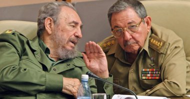 Cuban President Fidel Castro (L) and his brother Raul, Minister of the Revoutionary Armed Forces, chat during the last meeting of the Cuban Parliament in Havana, Cuba, Dec. 23, 2003. (AFP Photo)