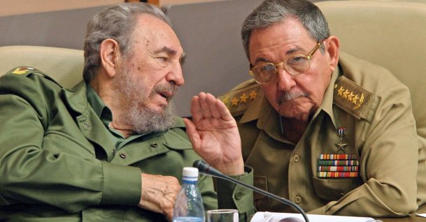 Cuban President Fidel Castro (L) and his brother Raul, Minister of the Revoutionary Armed Forces, chat during the last meeting of the Cuban Parliament in Havana, Cuba, Dec. 23, 2003. (AFP Photo)