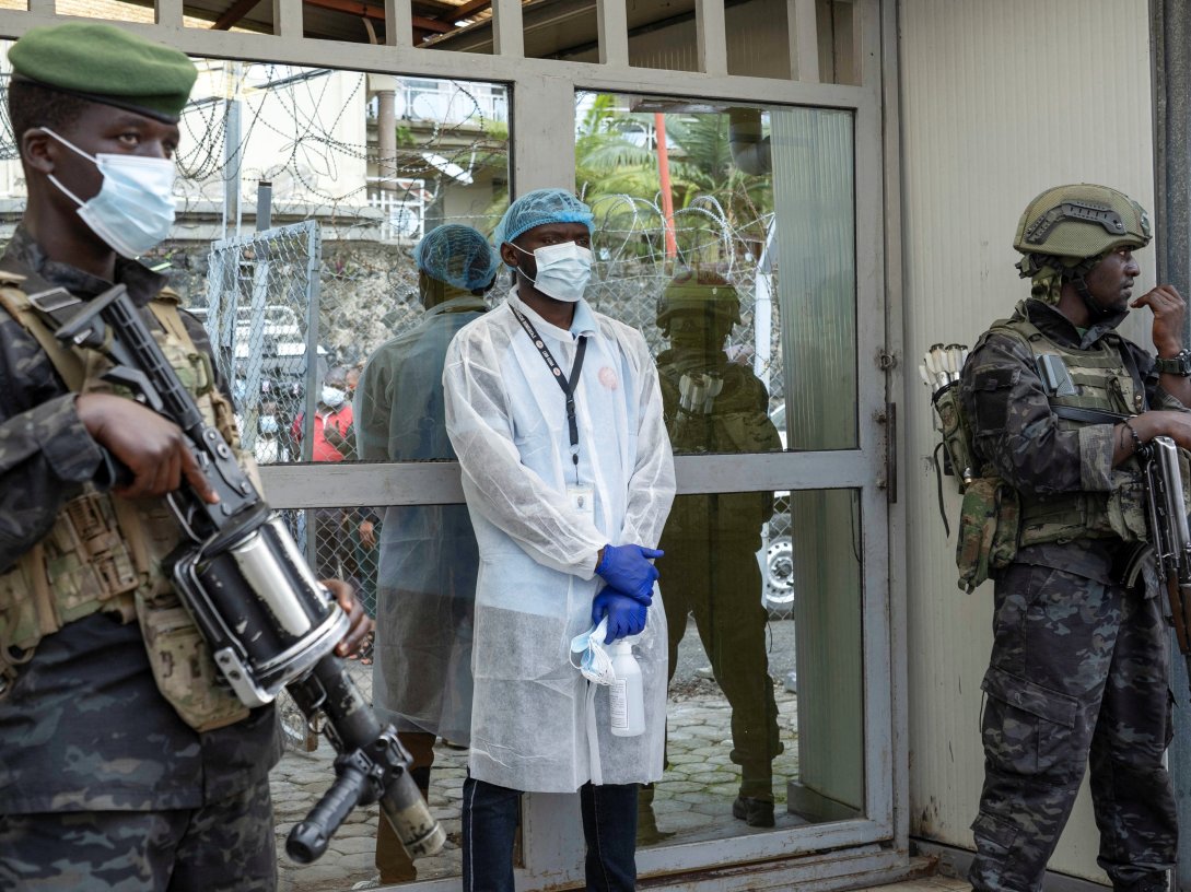 Members of the M23 rebel group guard the National Biomedical Research Institute (INRB), where samples from suspected Ebola cases are tested, in Goma, Democratic Republic of Congo, May 19, 2026. (Reuters Photo)