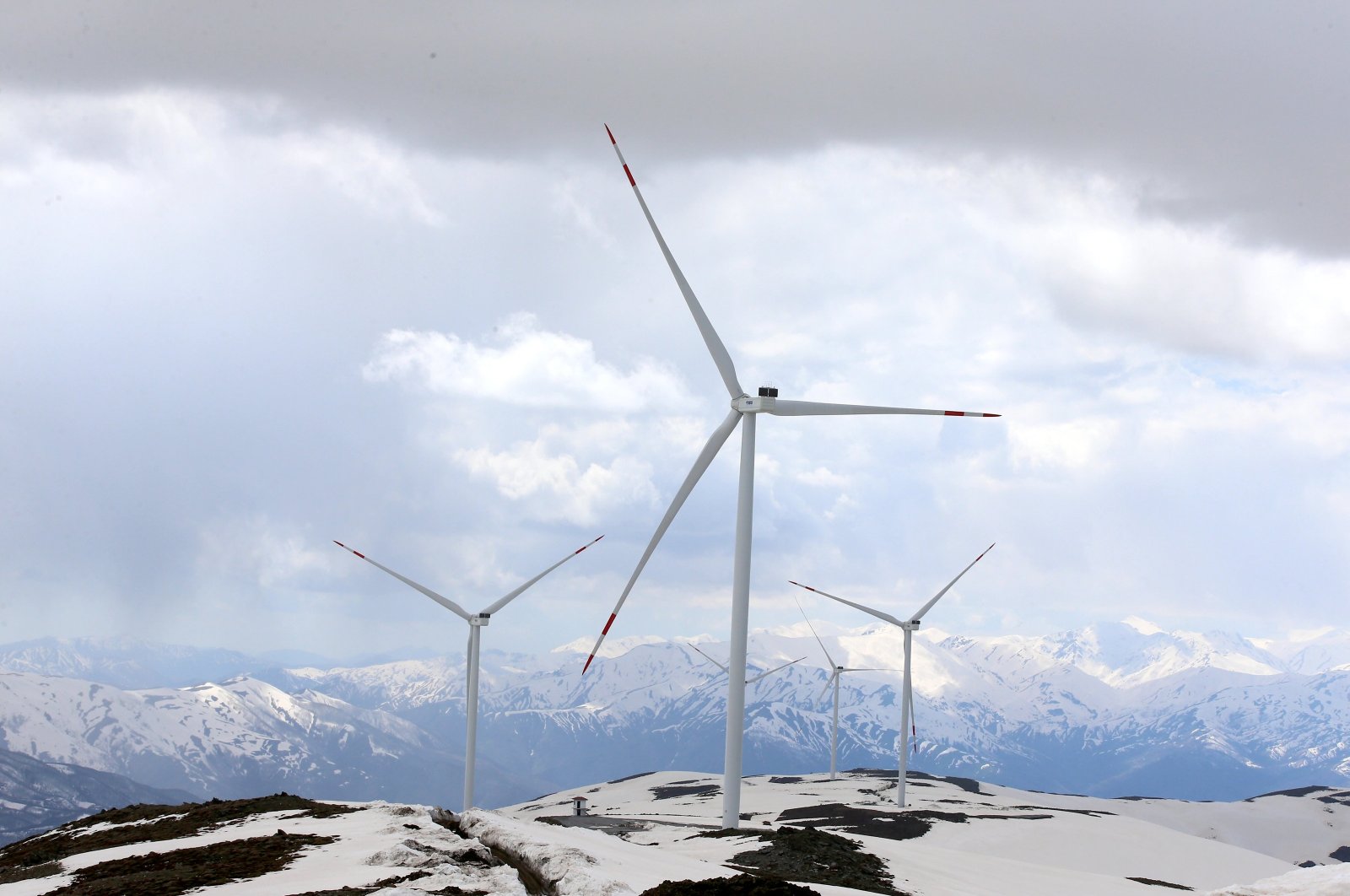 Wind, solar power overtake coal in Türkiye for first time
