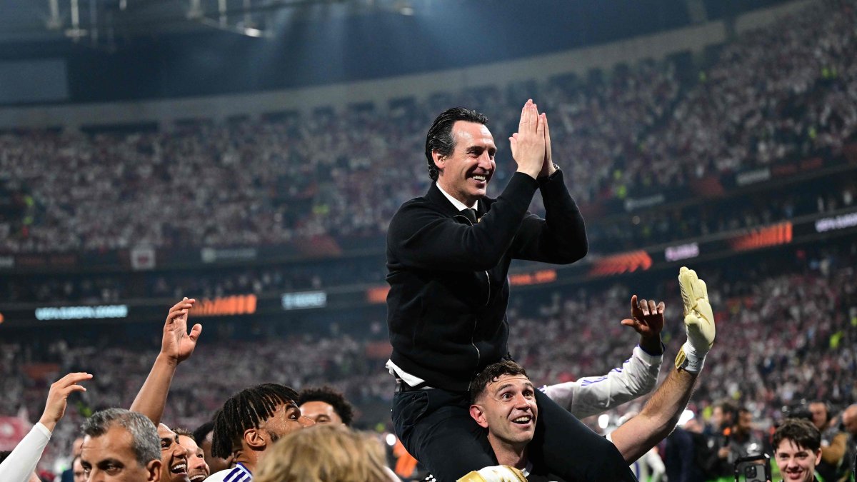 Aston Villa's manager Unai Emery celebrates with his players after winning the UEFA Europa League final football match between SC Freiburg and Aston Villa at Beşiktaş Park, Istanbul, Türkiye, May 20, 2026. (AFP Photo)