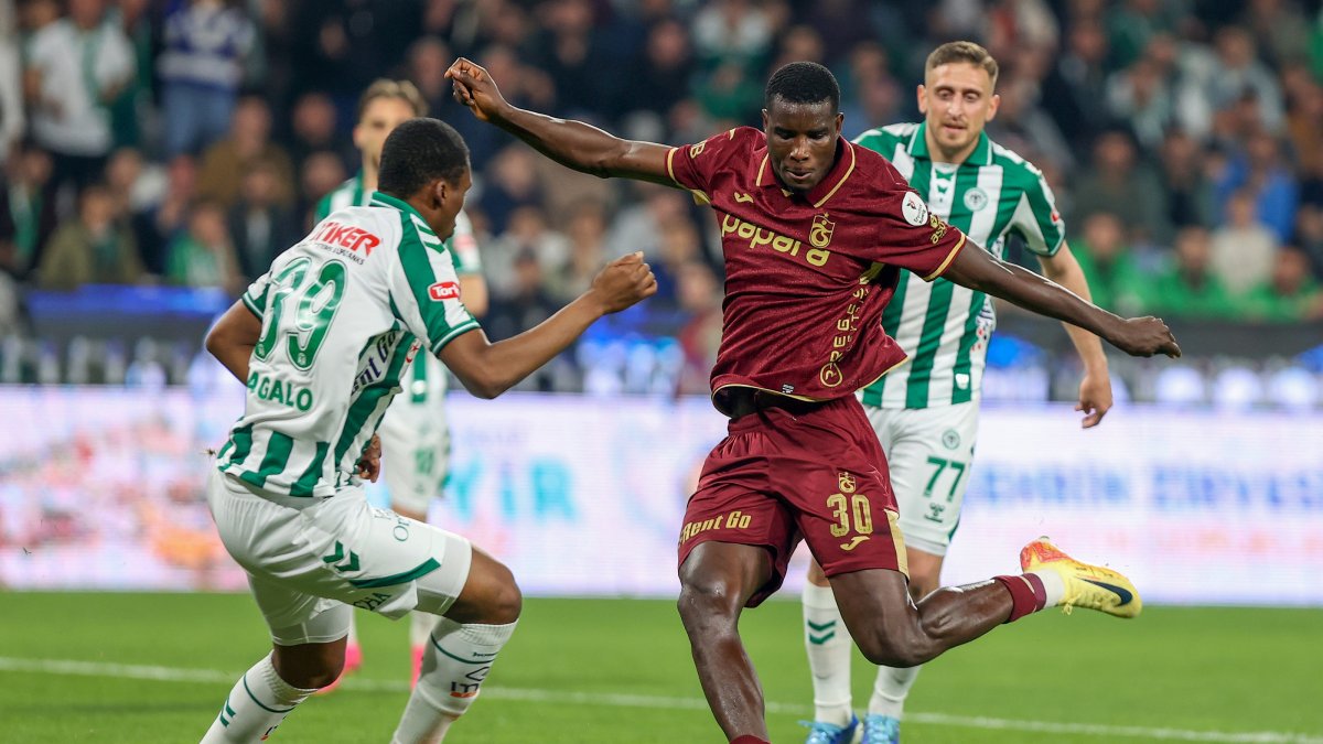 Trabzonspor's Paul Onuachu (C) in action with Konyaspor's Adamo Nagalo (L) during the Süper Lig match at Medaş Konya Büyükşehir Stadium, Konya, Türkiye, April 27, 2026. (AA Photo)
