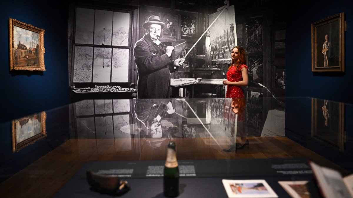 A gallery assistant poses for a photograph at the "Winston Churchill: The Painter" exhibition at the Wallace Collection in central London, U.K., May 20, 2026. (AFP Photo)