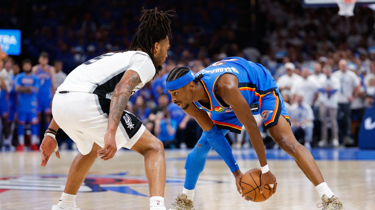 Oklahoma City Thunder's Shai Gilgeous-Alexander (R) looks to pass as San Antonio Spurs' Stephon Castle defends during the fourth quarter during game two of the Western Conference Finals for the 2026 NBA playoffs at Paycom Center, Oklahoma, U.S., May 20, 2026. (Reuters Photo)