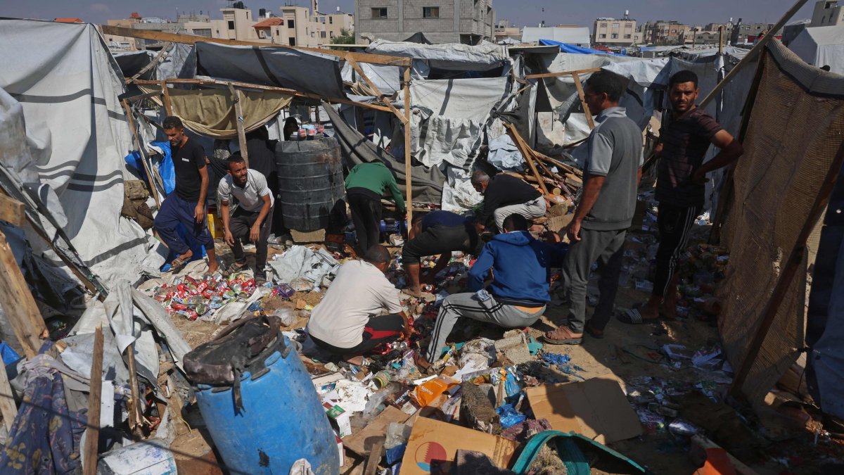 Displaced Palestinians inspect the site of an Israeli strike that targeted a food distribution tent in the Mawasi area of Khan Younis, in the southern Gaza Strip, May 21, 2026. (AFP Photo)