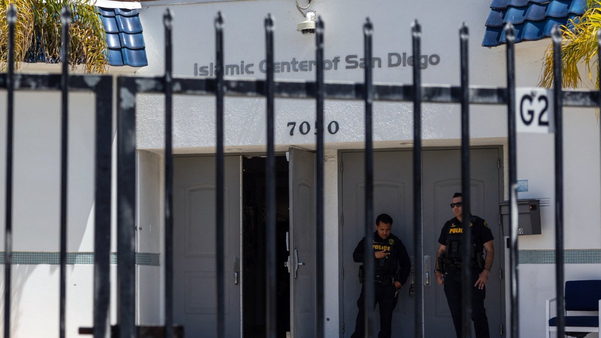 San Diego police officers stand guard a day after a shooting at the Islamic Center of San Diego, California, May 19, 2026. (AFP Photo)