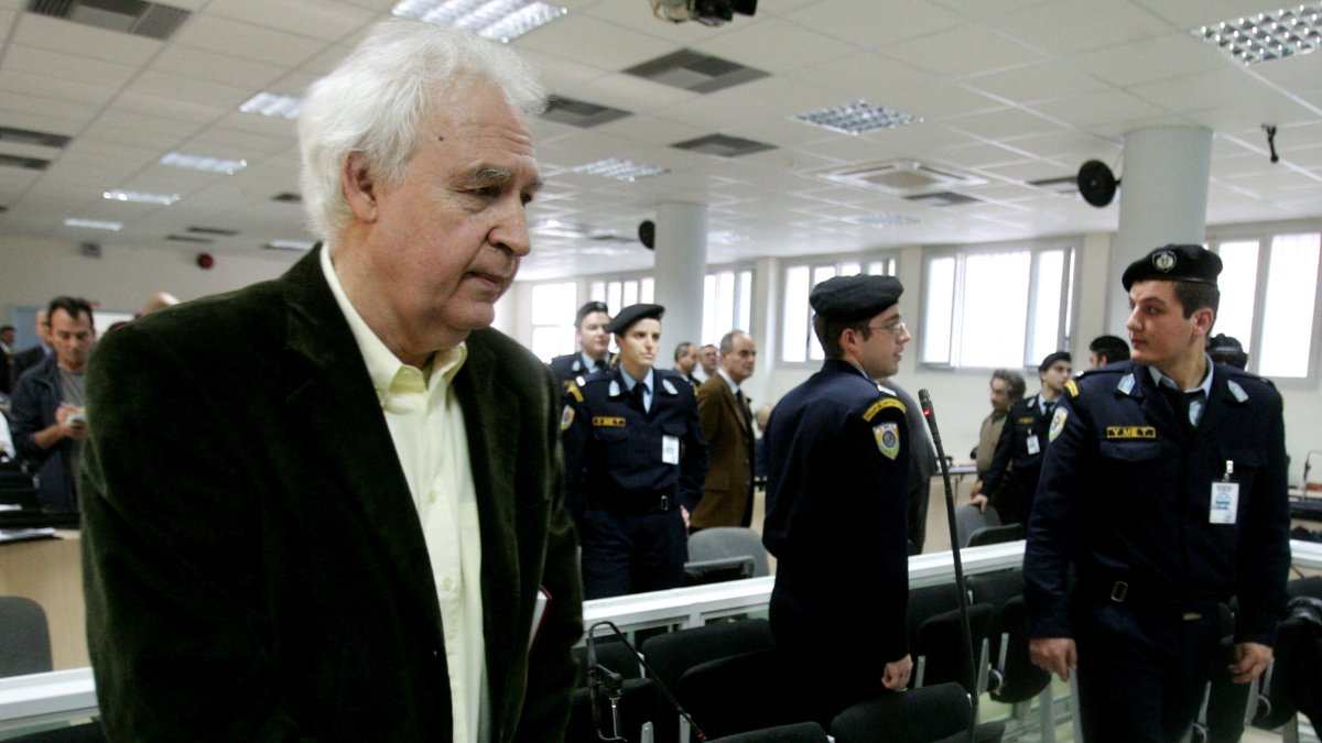Alexandros Giotopoulos (L), leader of Greece's notorious November 17 terrorist group stands inside a courtroom in Korydallos prison, a few kilometres west of Athens Dec. 2, 2005. (Reuters File Photo)