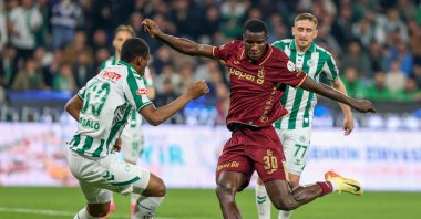 Trabzonspor's Paul Onuachu (C) in action with Konyaspor's Adamo Nagalo (L) during the Süper Lig match at Medaş Konya Büyükşehir Stadium, Konya, Türkiye, April 27, 2026. (AA Photo)

