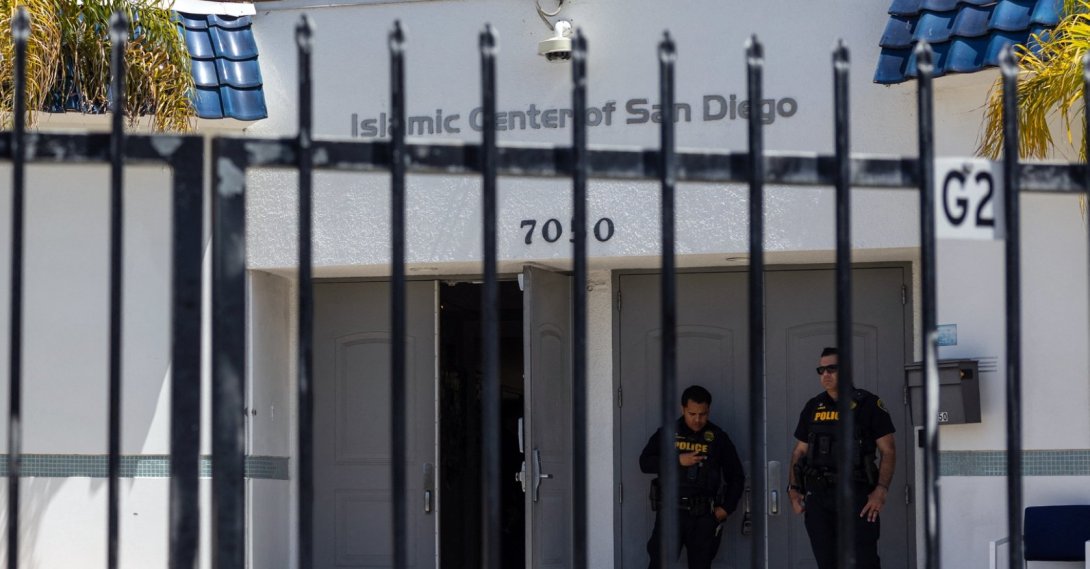 San Diego police officers stand guard a day after a shooting at the Islamic Center of San Diego, California, May 19, 2026. (AFP Photo)