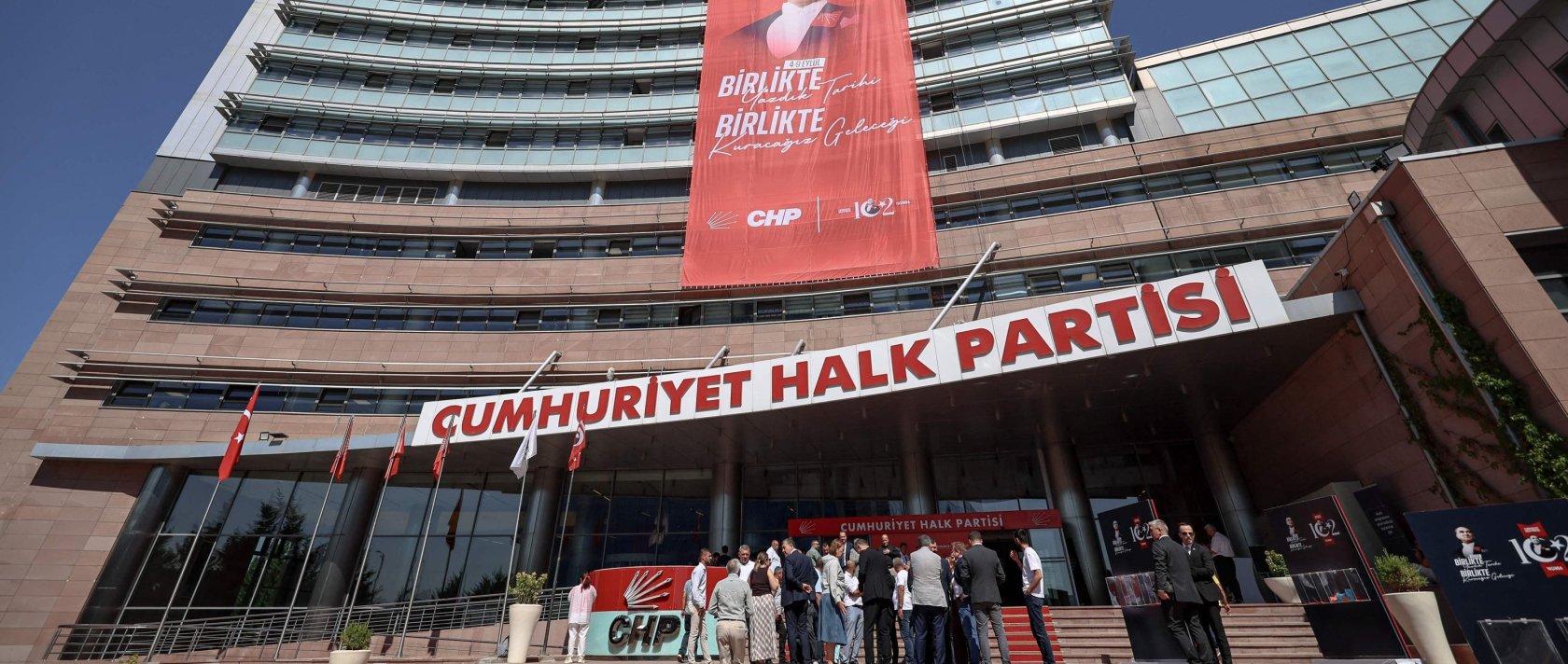 Journalists wait outside the CHP headquarters during the hearing, Ankara, Türkiye, Sept. 15, 2025. (AFP File Photo)