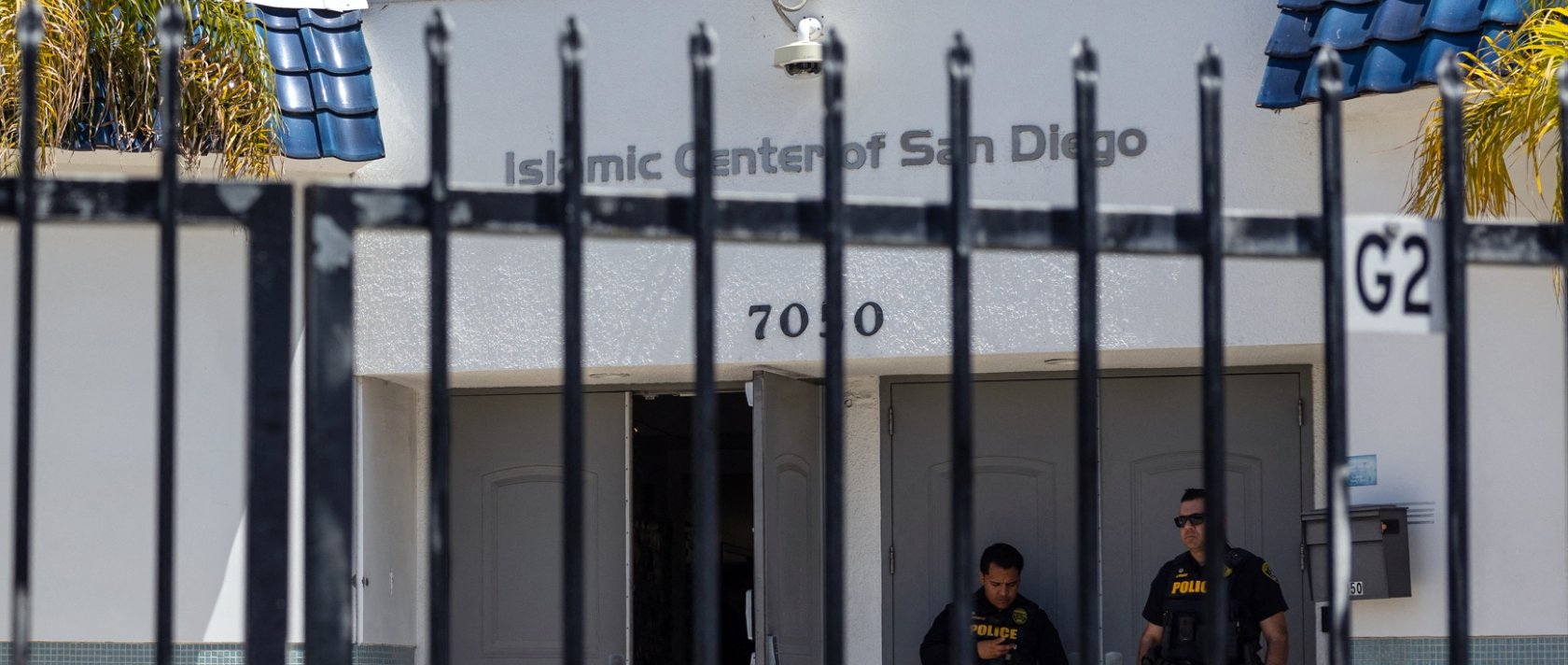 San Diego police officers stand guard a day after a shooting at the Islamic Center of San Diego, California, May 19, 2026. (AFP Photo)