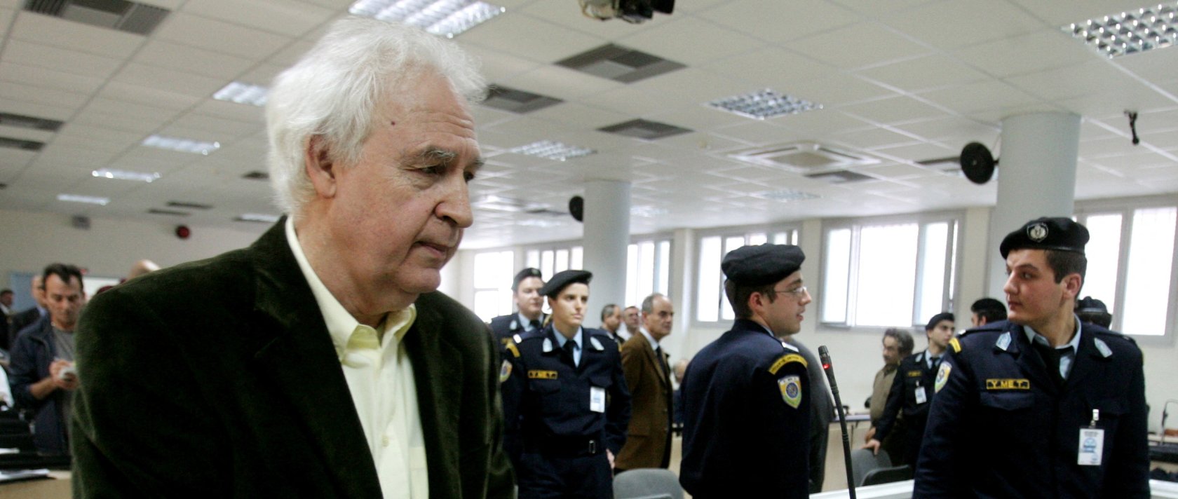 Alexandros Giotopoulos (L), leader of Greece's notorious November 17 terrorist group stands inside a courtroom in Korydallos prison, a few kilometres west of Athens Dec. 2, 2005. (Reuters File Photo)