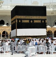 Members of security personnel set up barriers near the Kaaba and the Station of Ibrahim (Maqam Ibrahim) before the Friday prayers at the Grand Mosque ahead of the start of Hajj in the holy city of Mecca, Saudi Arabia, May 22, 2026. (Reuters Photo)