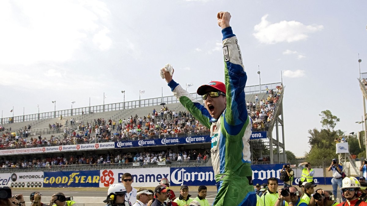 Kyle Busch of the Doosan Infracore Toyota Team celebrates his NASCAR Nationwide Series victory at the Hermanos Rodriguez speedway, Mexico City, Mexico, April 20, 2008. (AFP Photo)