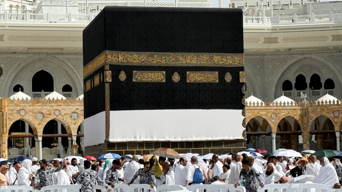 Members of security personnel set up barriers near the Kaaba and the Station of Ibrahim (Maqam Ibrahim) before the Friday prayers at the Grand Mosque ahead of the start of Hajj in the holy city of Mecca, Saudi Arabia, May 22, 2026. (Reuters Photo)