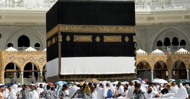 Members of security personnel set up barriers near the Kaaba and the Station of Ibrahim (Maqam Ibrahim) before the Friday prayers at the Grand Mosque ahead of the start of Hajj in the holy city of Mecca, Saudi Arabia, May 22, 2026. (Reuters Photo)