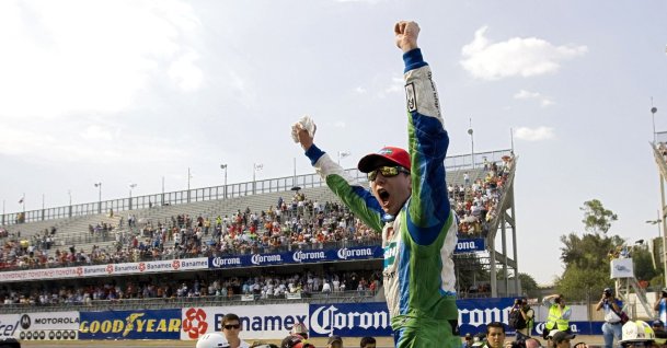 Kyle Busch of the Doosan Infracore Toyota Team celebrates his NASCAR Nationwide Series victory at the Hermanos Rodriguez speedway, Mexico City, Mexico, April 20, 2008. (AFP Photo)