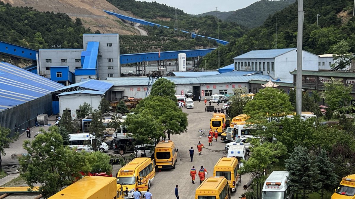 A general view of rescue team members and emergency vehicles arriving at the Liushenyu coal mine after a gas explosion in Changzhi, in northern Shanxi province, China, May 23, 2026. (AFP Photo)