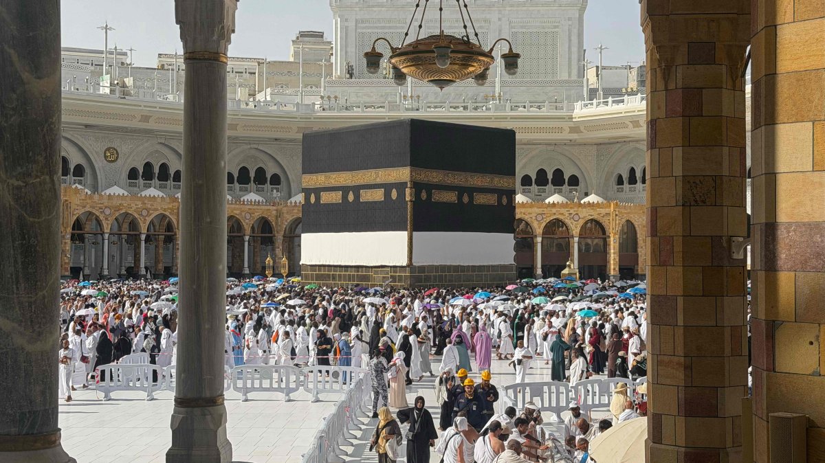 Muslim worshippers gather to pray around the Kaaba, Islam's holiest shrine, ahead of the annual Hajj pilgrimage, at the Grand Mosque complex in the holy city of Mecca, Saudi Arabia, May 22, 2026. (AFP Photo)