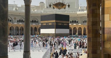 Muslim worshippers gather to pray around the Kaaba, Islam's holiest shrine, ahead of the annual Hajj pilgrimage, at the Grand Mosque complex in the holy city of Mecca, Saudi Arabia, May 22, 2026. (AFP Photo)