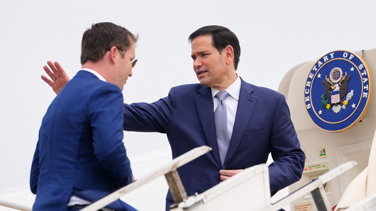 U.S. Secretary of State Marco Rubio (R) waves as he boards his plane for New Delhi with the U.S. Ambassador to India Sergio Gor at Netaji Subhash Chandra Bose International Airport in Kolkata, India, May 23, 2026. (AFP Photo)