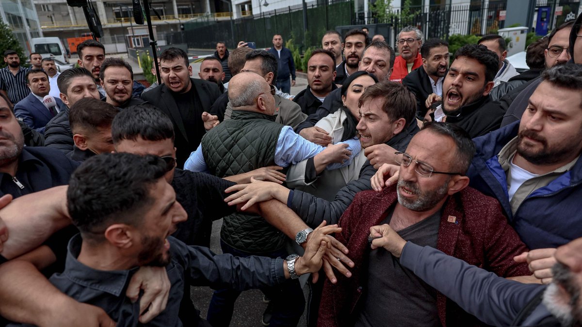 Supporters of Özgür Özel and Kemal Kılıçdaroğlu clash outside the party headquarters, Ankara, Türkiye, May 24, 2026. (AFP Photo)