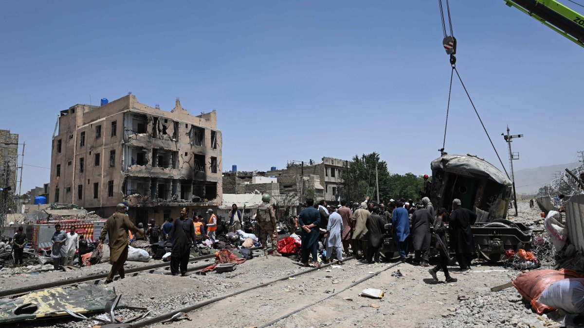 A crane lifts a carriage at the site after an explosion that targeted a train in Quetta, Pakistan, May 24, 2026. (AFP Photo)