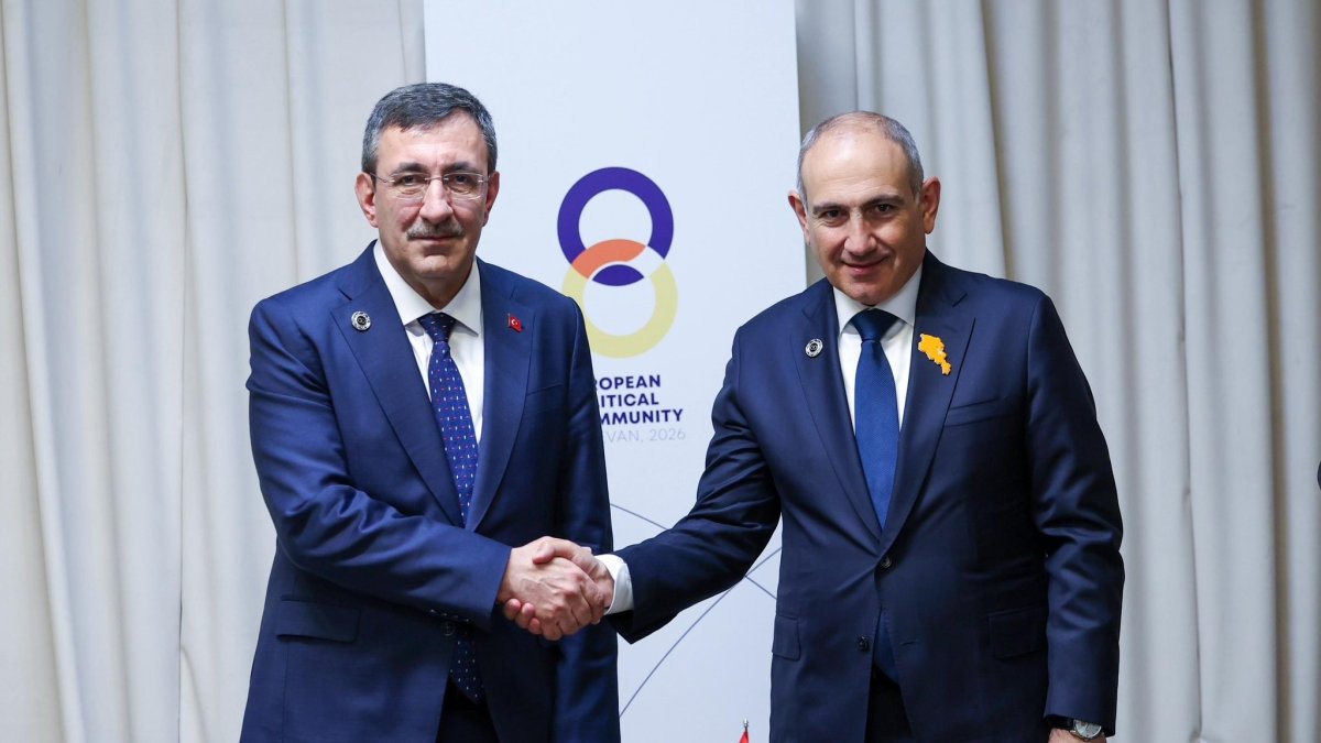 Vice President Cevdet Yılmaz (L) shakes hands with Armenian Prime Minister Nikol Pashinyan, Yerevan, Armenia, May 4, 2026. (İHA Photo)