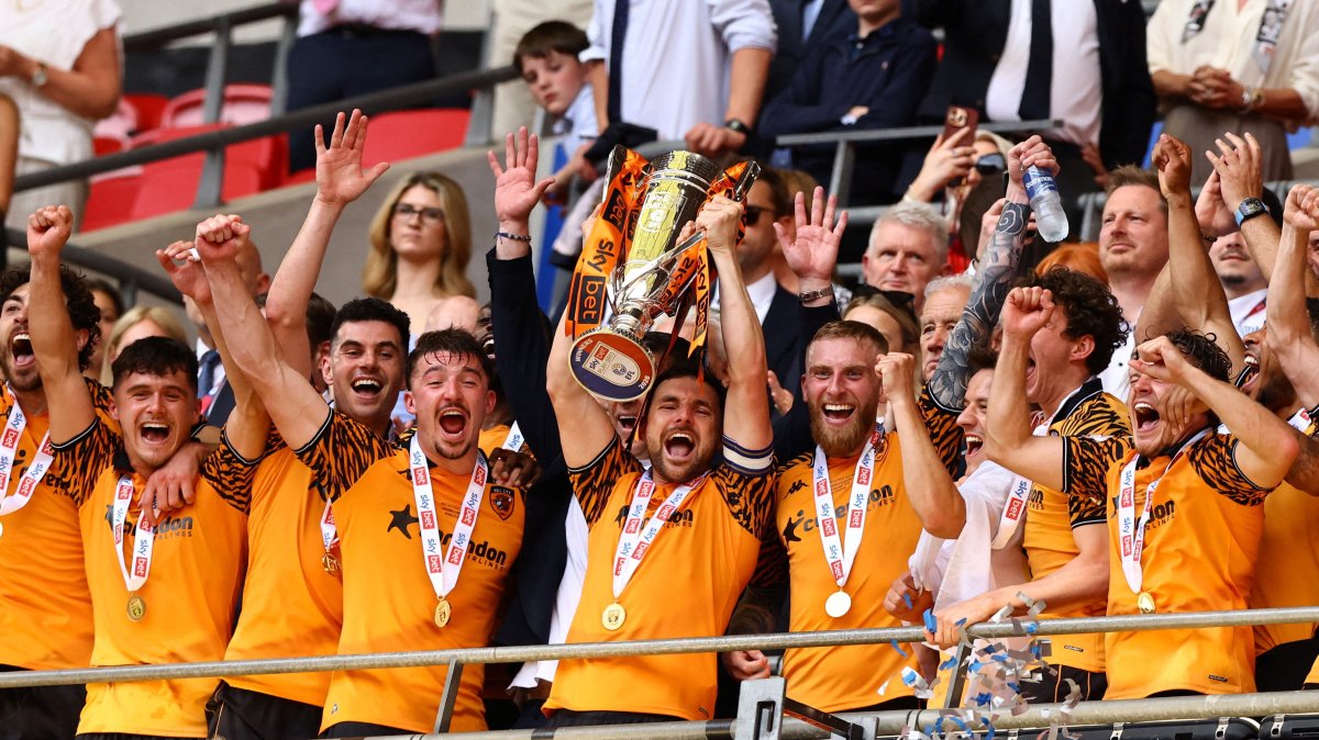 Hull City players celebrate with the trophy after winning the Championship Playoff Final, London, U.K., May 23, 2026. (Reuters Photo)