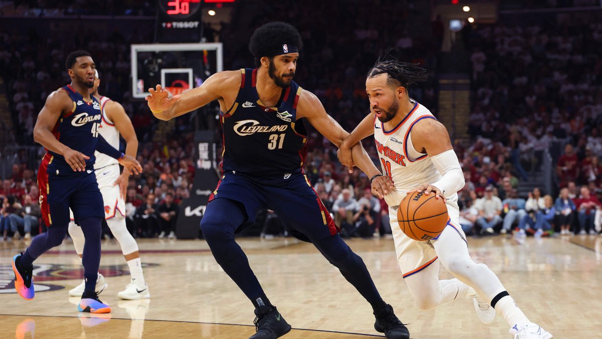 Knicks' Jalen Brunson (R) drives to the basket against the Cavs' Jarrett Allen Game Three of the NBA Eastern Conference Finals, in Cleveland, Ohio, U.S., May 23, 2026. (AFP Photo)