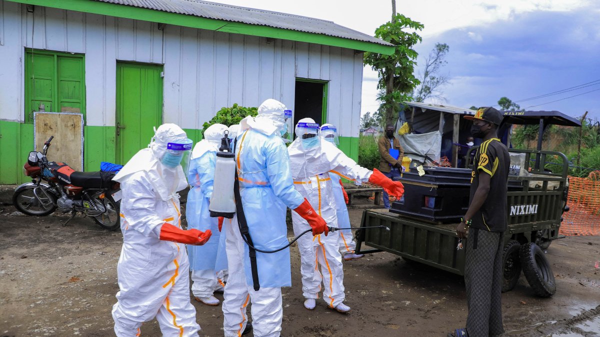 Congolese medical workers wearing personal protective equipment (PPE) load a coffin of a patient that died of Ebola on a mobile trailer at the Rwampara General Hospital, in Rwampara outside Bunia, Ituri province, Democratic Republic of Congo, May 21, 2026. (Reuters Photo)
