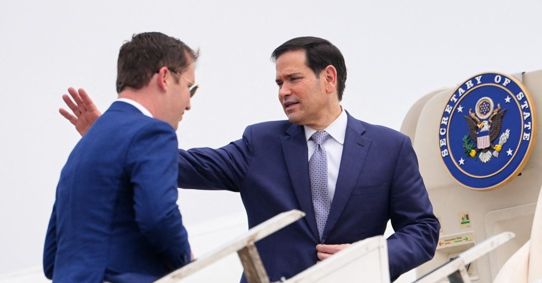U.S. Secretary of State Marco Rubio (R) waves as he boards his plane for New Delhi with the U.S. Ambassador to India Sergio Gor at Netaji Subhash Chandra Bose International Airport in Kolkata, India, May 23, 2026. (AFP Photo)