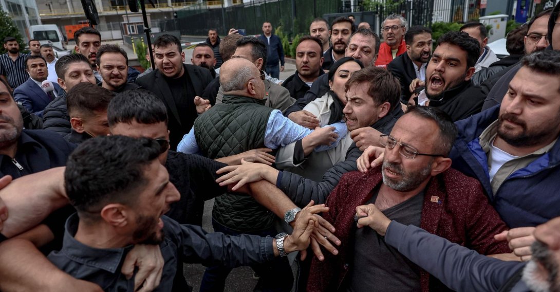 Supporters of Özgür Özel and Kemal Kılıçdaroğlu clash outside the party headquarters, Ankara, Türkiye, May 24, 2026. (AFP Photo)