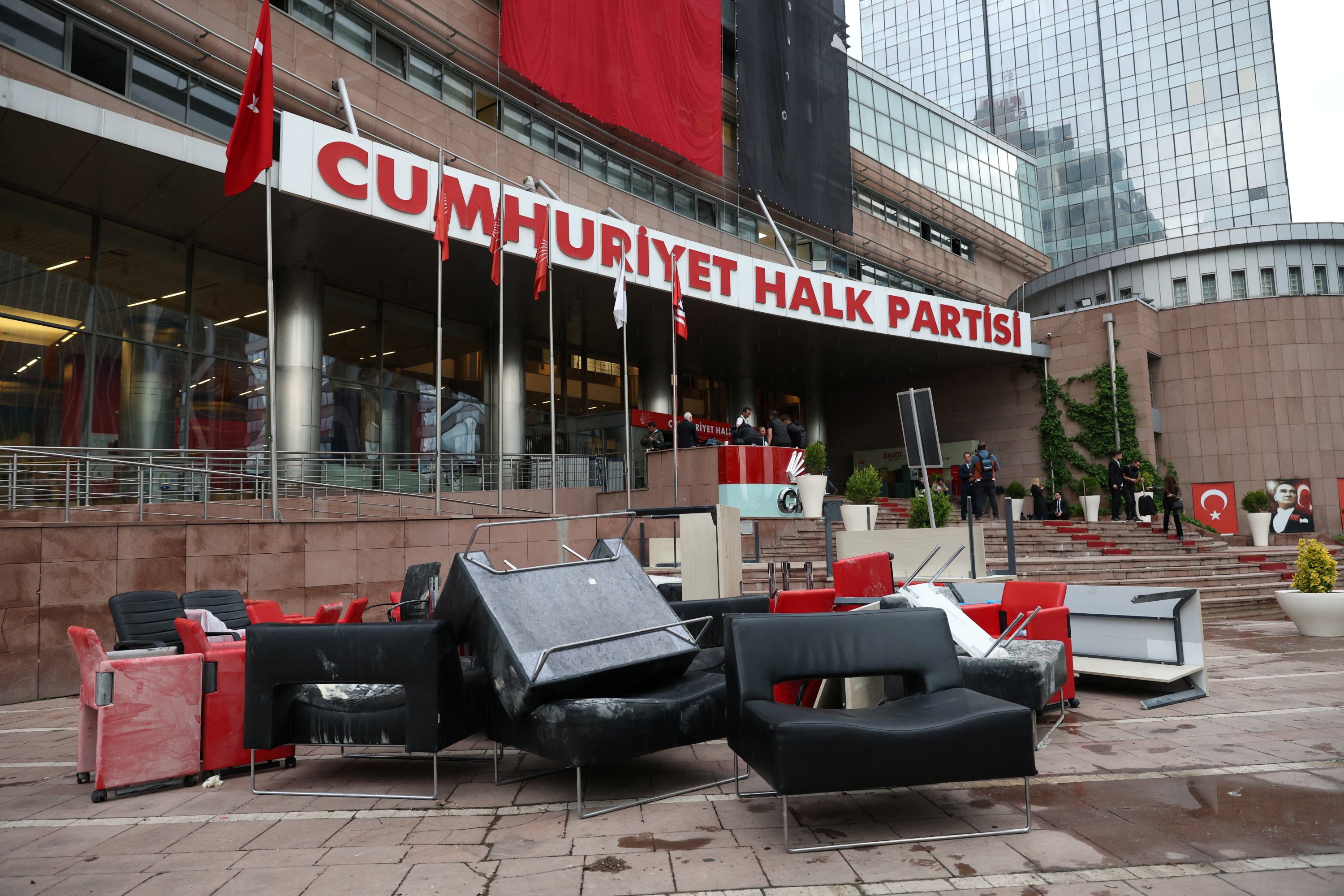Rival CHP camps clash over Türkiye’s main opposition party’s future