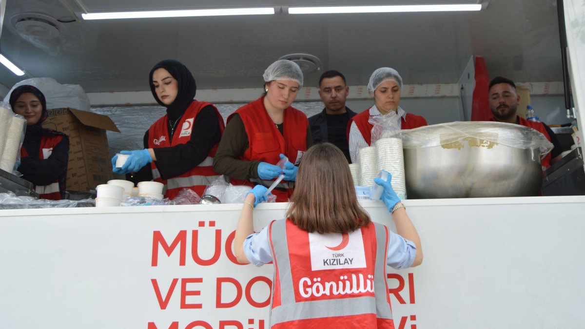 Turkish Red Crescent staff distribute hot meals to flood victims from a mobile kitchen unit in the Havza district of Samsun, northern Türkiye, May 21, 2026. (AA Photo)