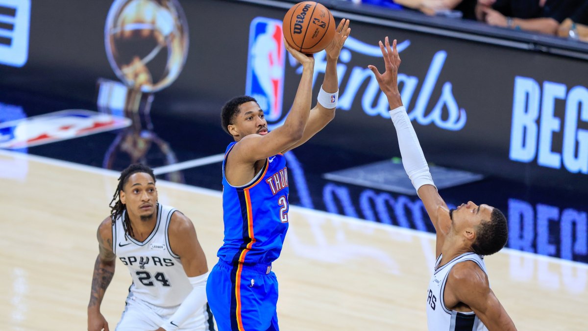 Oklahoma City Thunder's Aaron Wiggins (C) takes a shot over San Antonio Spurs' Victor Wembanyama (R) during game 4 of the NBA West Conference Finals between San Antonio Spurs and Oklahoma City Thunder, San Antonio, U.S., May 24, 2026. (EPA Photo)