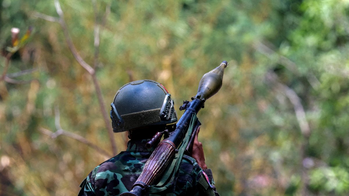 A soldier from the Karen National Liberation Army (KNLA) carries an RPG launcher at a Myanmar military base at Thingyan Nyi Naung village on the outskirts of Myawaddy, the Thailand-Myanmar border town under the control of a coalition of rebel forces led by the Karen National Union, Myanmar, April 15, 2024. (Reuters Photo)