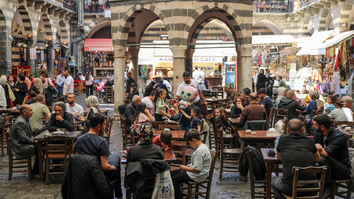 People are seen at cafes in Diyarbakır province, southeastern Türkiye, May 23, 2026. (AA Photo)