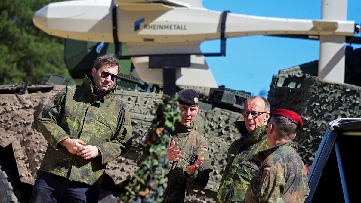 German Chancellor Friedrich Merz (2nd-R) and Finance Minister Lars Klingbeil (L) take part in army training at a military base of the German army, Munster, Germany, April 30, 2026. (Reuters Photo)