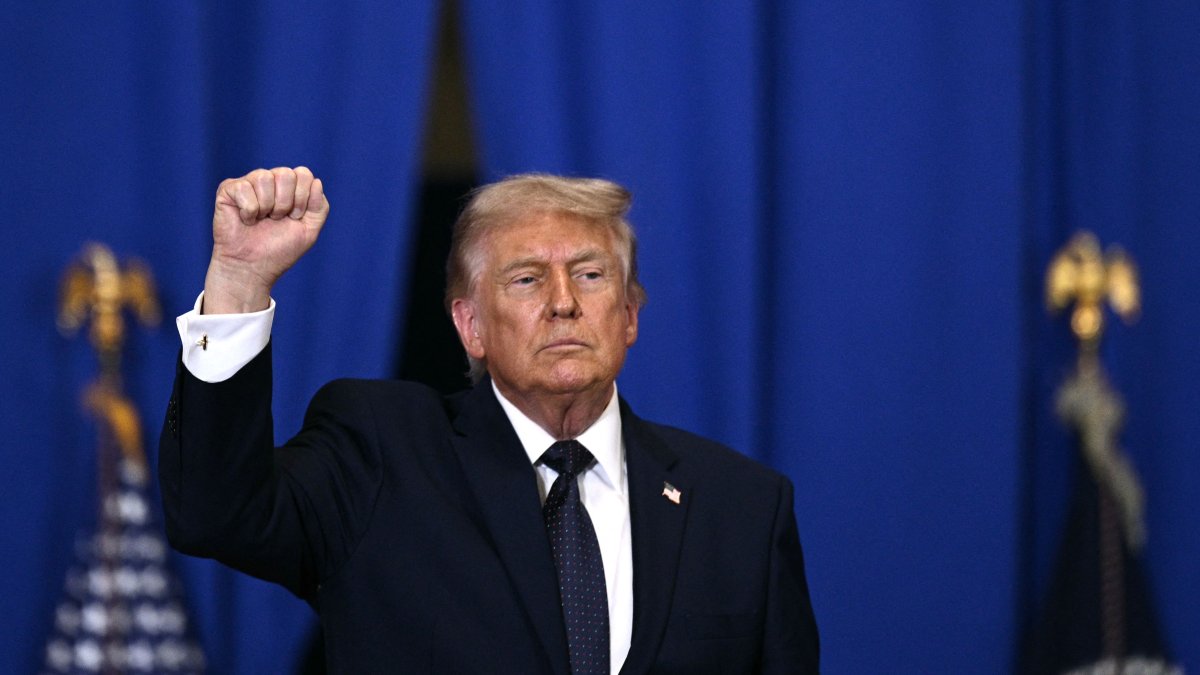 US President Donald Trump raises a fist as he departs after delivering a speech about the economy at Rockland Community College Fieldhouse in Suffern, New York, U.S., May 22, 2026. (AFP Photo)