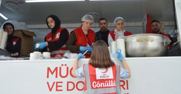 Turkish Red Crescent staff distribute hot meals to flood victims from a mobile kitchen unit in the Havza district of Samsun, northern Türkiye, May 21, 2026. (AA Photo)