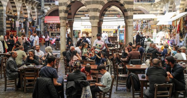 People are seen at cafes in Diyarbakır province, southeastern Türkiye, May 23, 2026. (AA Photo)